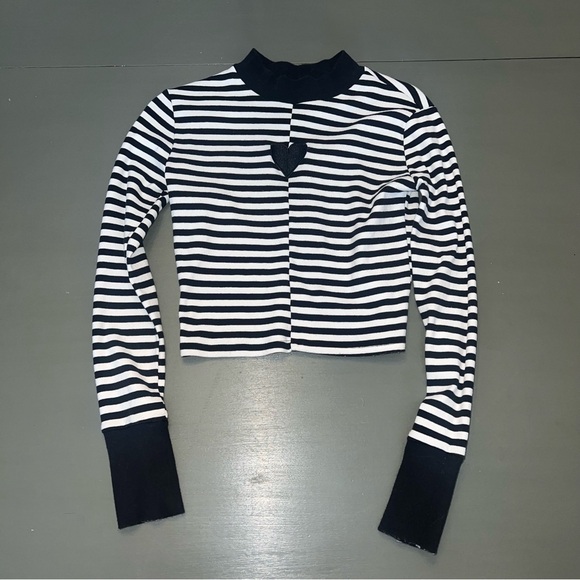 Hot Topic Black and White Striped Crop Top - Picture 2 of 4